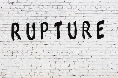 Beyaz tuğla duvara kazınmış.