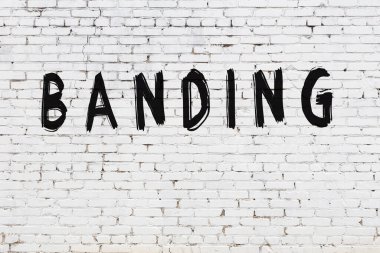 Beyaz tuğla duvara yazı bandı