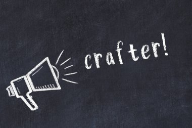 Tebeşir hoparlörü ve kara karatahtaya yazı yazma ustası