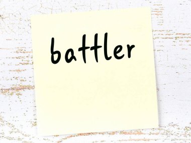 Kelime savaşçısı olan sarı kağıt. Hatırlatma konsepti