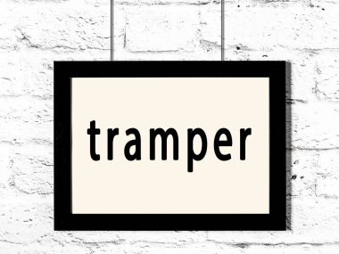 Beyaz tuğla duvarda asılı siyah çerçeve ve yazıt gezgini.