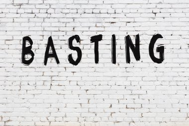 Üzerinde siyah boya izi olan beyaz duvar.