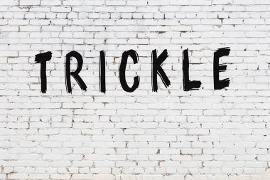 Yazı beyaz tuğla duvara damlıyor.