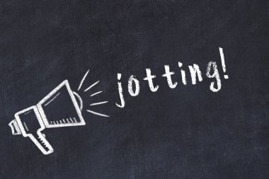 Tebeşir hoparlörü ve siyah karatahtaya yazı yazma