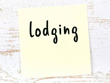 Kelime ikametgahı olan sarı kağıt. Hatırlatma konsepti