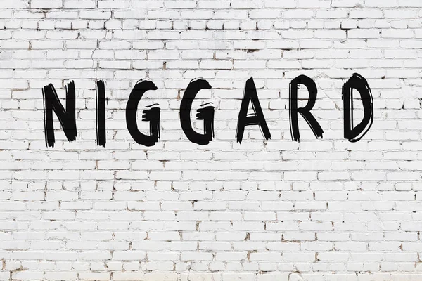 Inschrift Nigger auf weiße Ziegelwand gemalt — Stockfoto