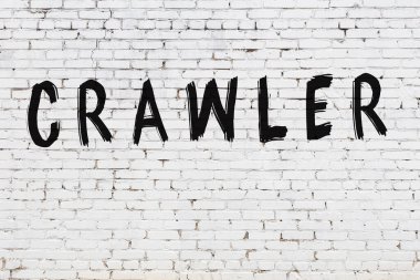 Üzerinde siyah boya yazıları olan beyaz duvar.