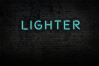 Neon işareti. Taş duvara karşı kelime çakmağı. Gece görünümü