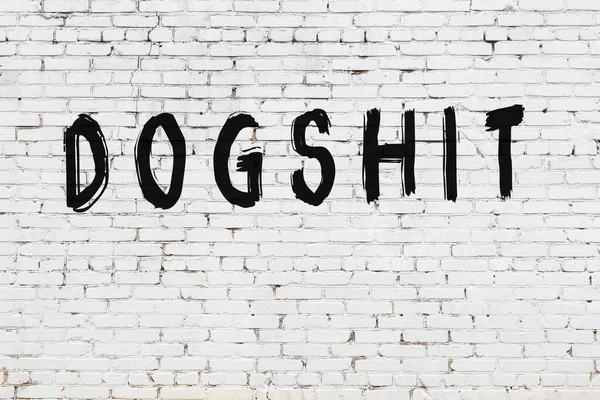 Napis psie gówno malowane na białej ceglanej ścianie — Zdjęcie stockowe