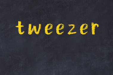 Üzerinde cımbız yazan tebeşir masası.