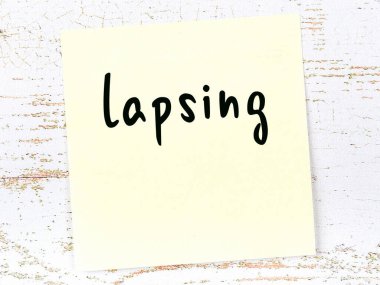 Tahta duvardaki sarı yapışkan notta el yazısıyla yazılmış son kullanma tarihi var.