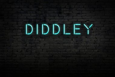 Neon işareti. Tuğla duvara karşı söylentiler. Gece görünümü