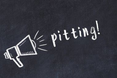 Tebeşir hoparlörü ve kara karatahtaya kazılan yazı.