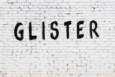 Üzerinde siyah boya işareti olan beyaz bir duvar.