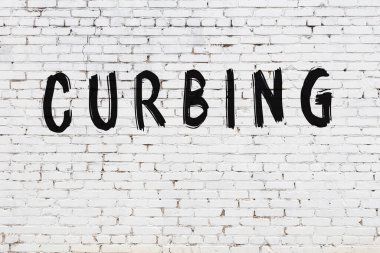 Üzerinde siyah boya yazan beyaz duvar.