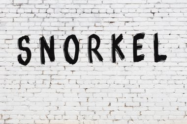 Üzerinde siyah boya yazıları olan beyaz bir duvar.