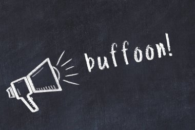 Tebeşir hoparlörü ve kara karatahtanın üzerindeki yazı maskarası.