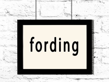 Beyaz tuğla duvarda asılı siyah çerçeve.