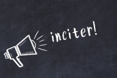 Tebeşir hoparlörü ve yazı tahtasındaki kışkırtıcı.