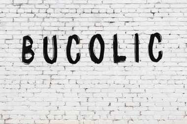 Beyaz tuğla duvara kazınmış yazı tahtası.