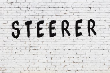 Beyaz tuğla duvara kazınmış bir dümen.