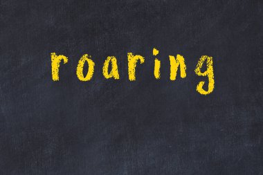 Kükreyen bir yazı tahtasıyla.