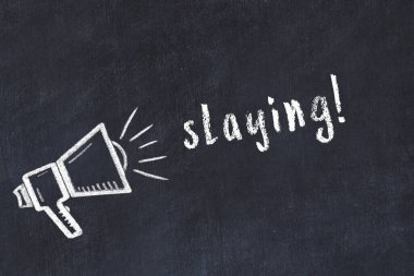 Tebeşir hoparlörü ve yazı tahtasında katliam.