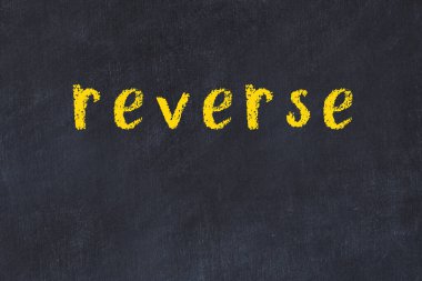 Kolej tebeşirinde tersten yazılmış bir yazı var.