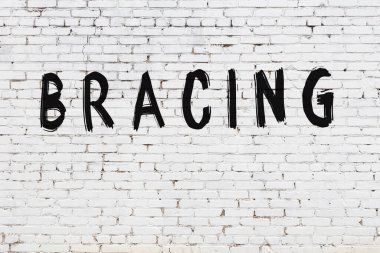 Üzerinde siyah boya bulunan beyaz duvar.