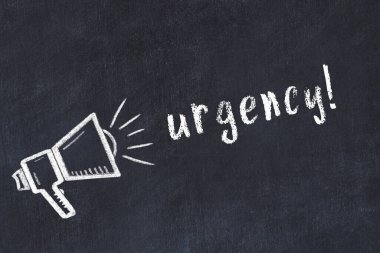 Kara karatahtaya tebeşir hoparlörü ve acil yazı.