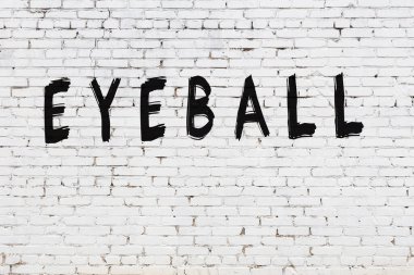 Beyaz tuğla duvara kazınmış bir göz.