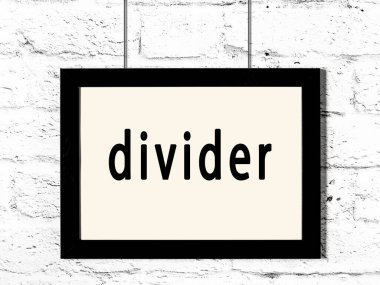 Beyaz tuğla duvarda asılı siyah çerçeve ve yazıt bölücüsü