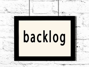 Beyaz tuğla duvarda asılı siyah çerçeve ve yazıtlar birikmiş