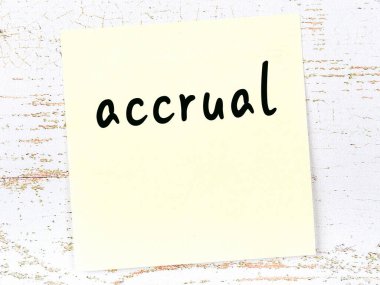 Sözcük birikimli sarı kağıt. Hatırlatma konsepti