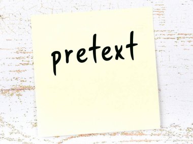 Tahta duvarda el yazısıyla yazılmış bahaneli sarı yapışkan not.