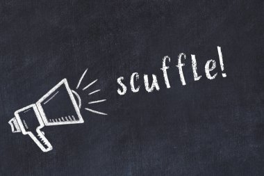 Tebeşir hoparlörü ve siyah karatahta üzerinde yazıt kavgası