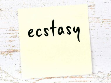 Kelime ekstazili sarı kağıt. Hatırlatma konsepti