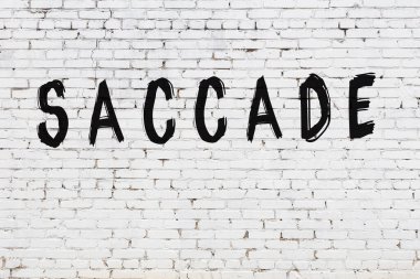 Üzerinde siyah boya olan beyaz bir duvar.