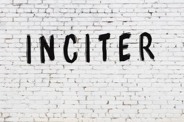 Üzerinde siyah boya yazıları olan beyaz duvar kışkırtıcı.