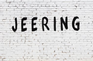 Üzerinde siyah boya yazan beyaz duvar.