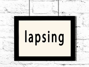 Siyah çerçeve beyaz tuğla duvarda asılı ve yazı süresi dolmuş.