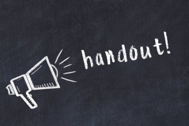 Tebeşir hoparlörü ve yazı kağıdı siyah karatahtaya.