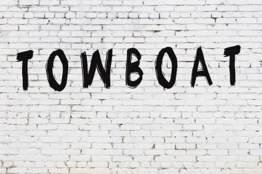 Beyaz tuğla duvara yazılmış bir tekne.