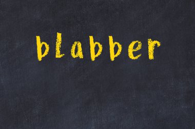 Üniversite tebeşirinde boşboğaz yazıyor.