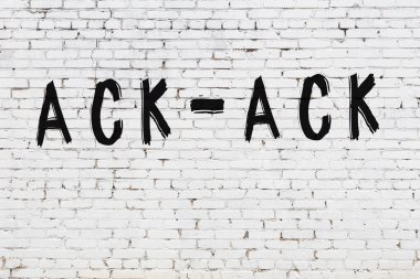 Üzerinde siyah boya yazıları olan beyaz duvar.