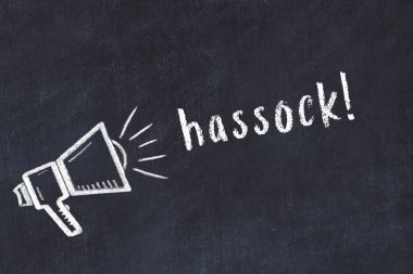 Tebeşir hoparlörü ve yazıt siyah karatahtanın üzerinde.