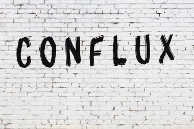 Üzerinde siyah boya birleşimi olan beyaz duvar.