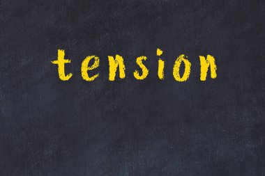 Üzerinde yazıt gerilimi olan siyah karatahta