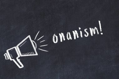 Kara karatahtaya tebeşir hoparlörü ve yazıtlar