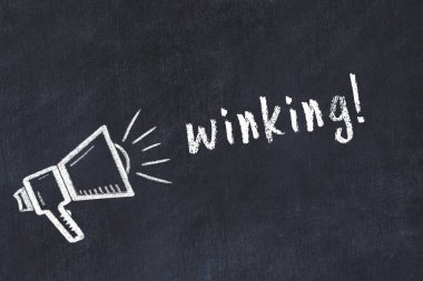 Tebeşir hoparlörü ve yazı tahtada yanıp sönüyor.